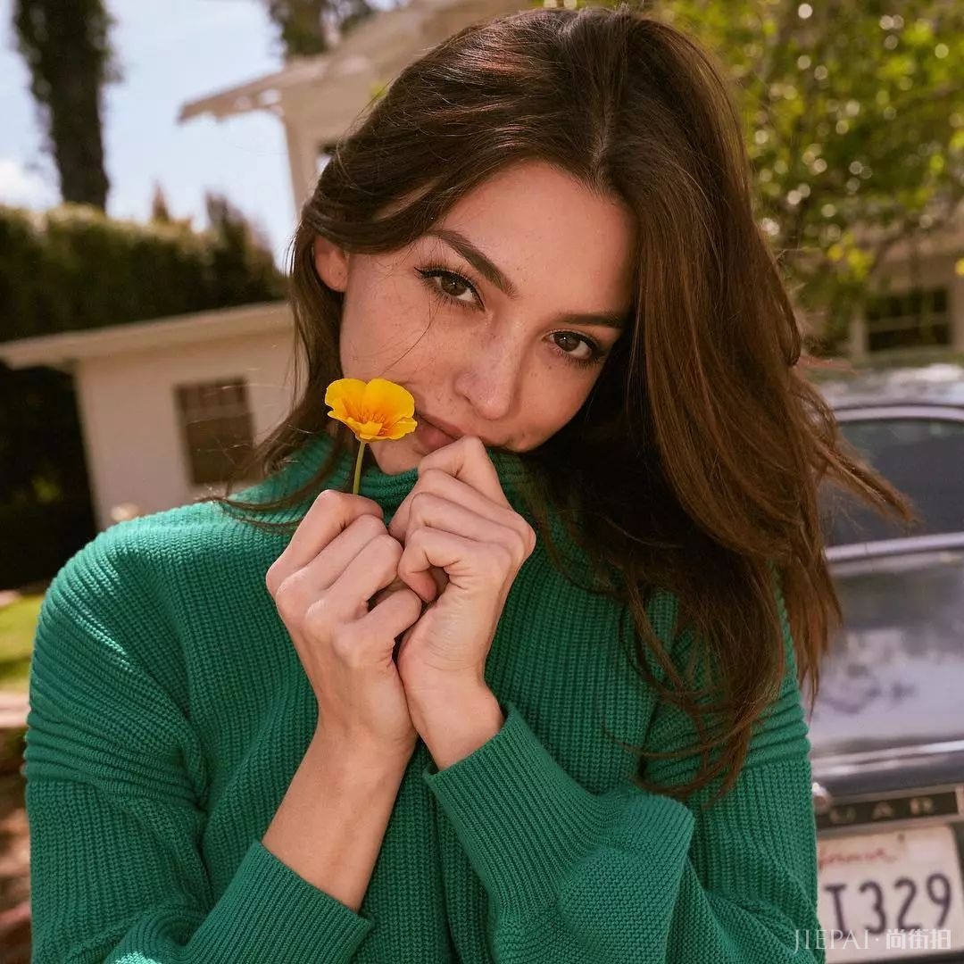 集美貌、身材和能力于一身的网红模特都这么拼，你怎么看？