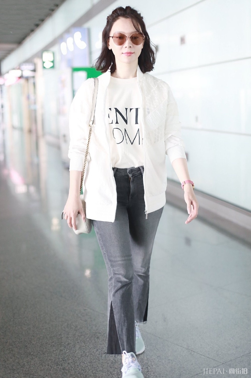 陈数私下太低调！衬衣配棒球帽优雅依旧，变元气少女