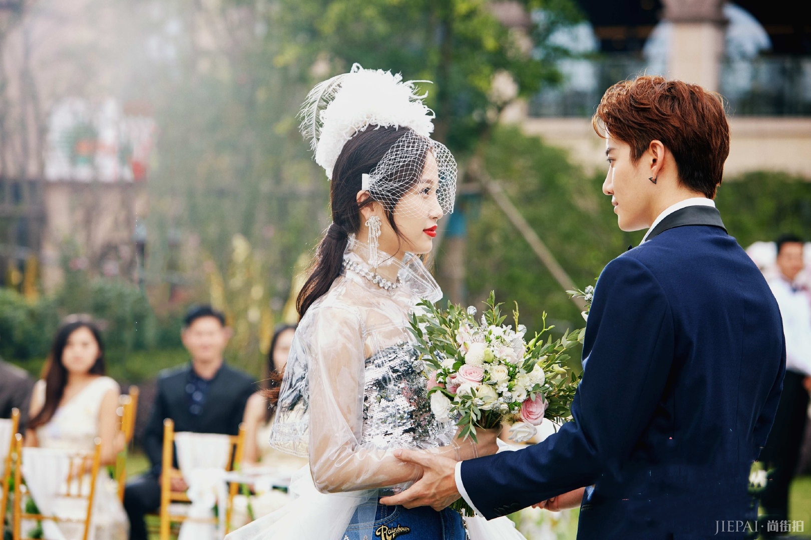 虞书欣美的出众，白纱裙配小粉包仙气又温柔