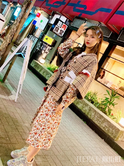 杨超越穿碎花裙夜游日本,美出新高度