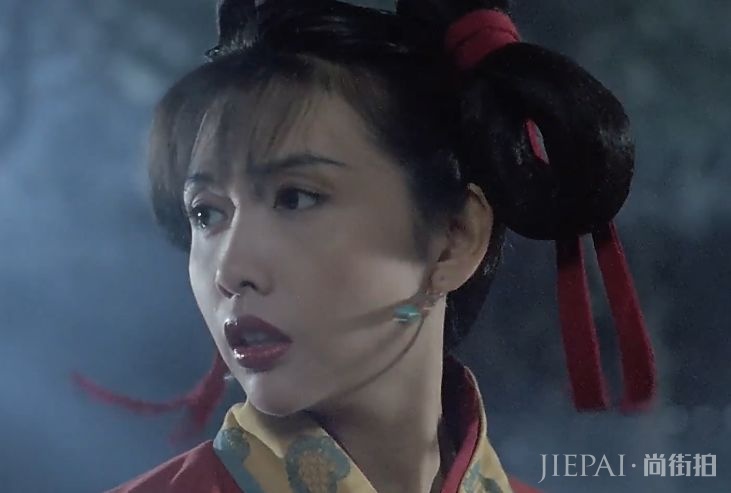 邱淑贞大女儿沈月晒九宫格写真照，20岁的她眉宇之间超像妈妈