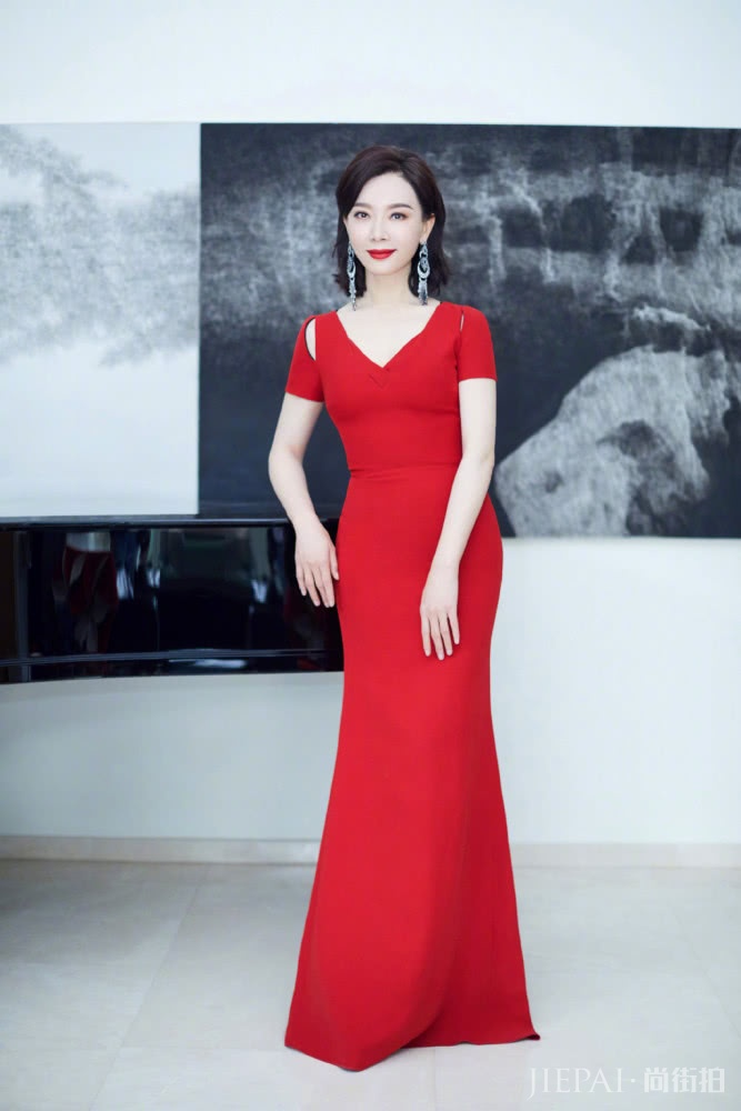 陈数换新发型！卷发波波头气质十足