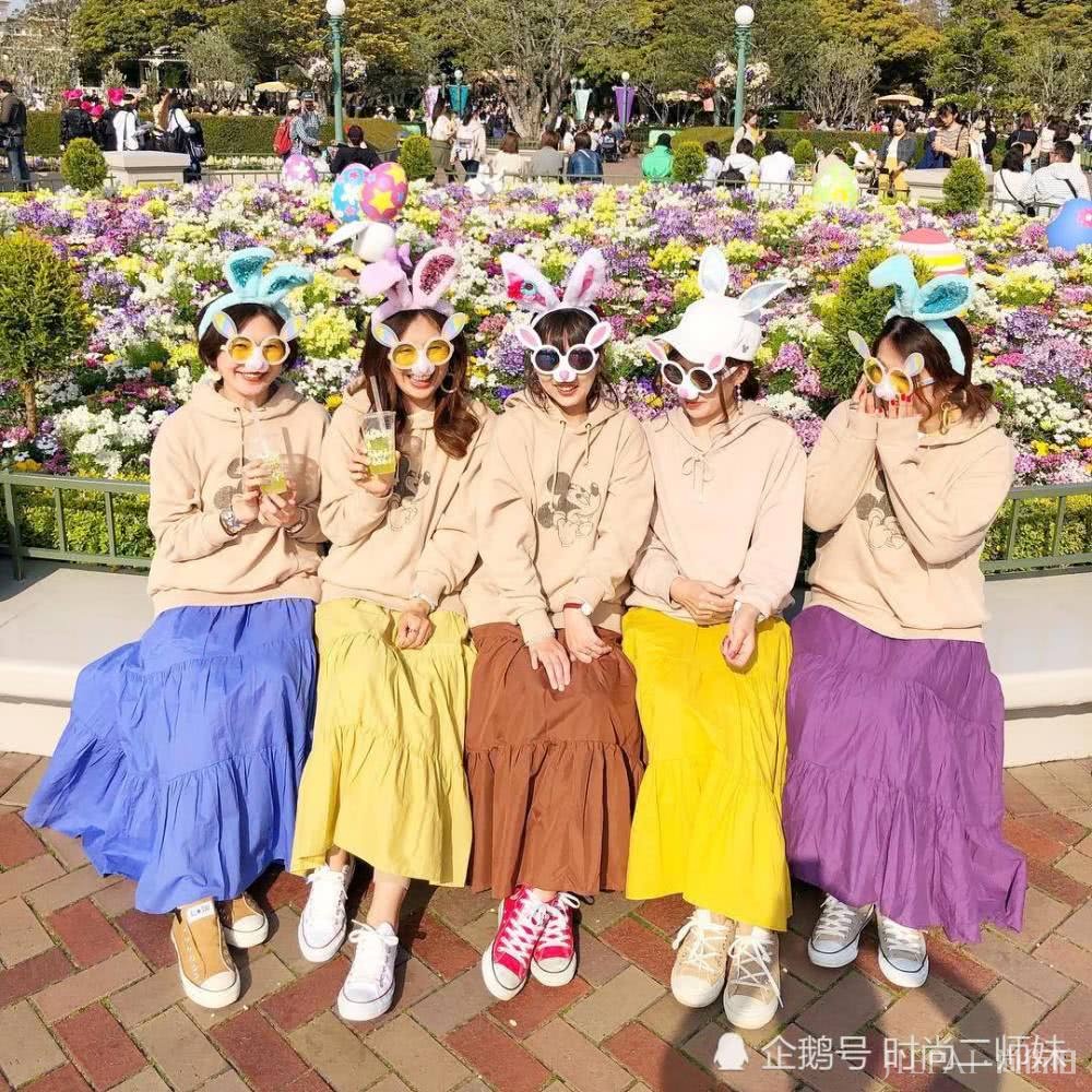 Ins“宝妈”超会穿，学她的搭配和女儿同框像姐妹，清新又舒适