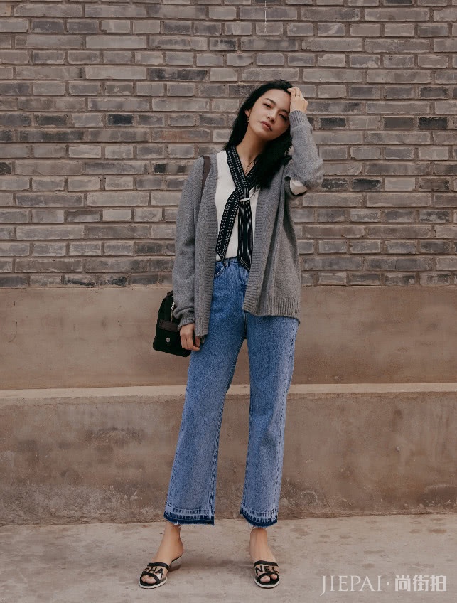 姚晨现身异国街头显气场,脸型大变还说无“缩唇”?