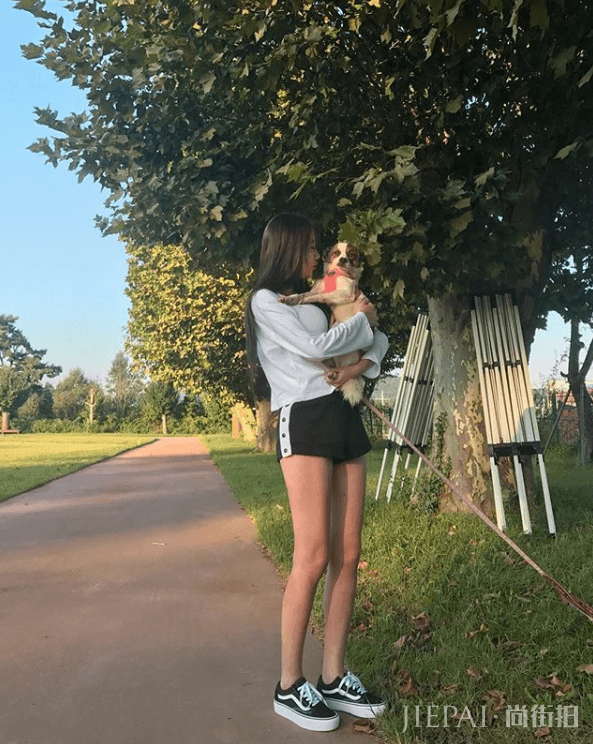 这个来自韩国的时尚博主，穿搭不超过2种颜色却穿的好美！