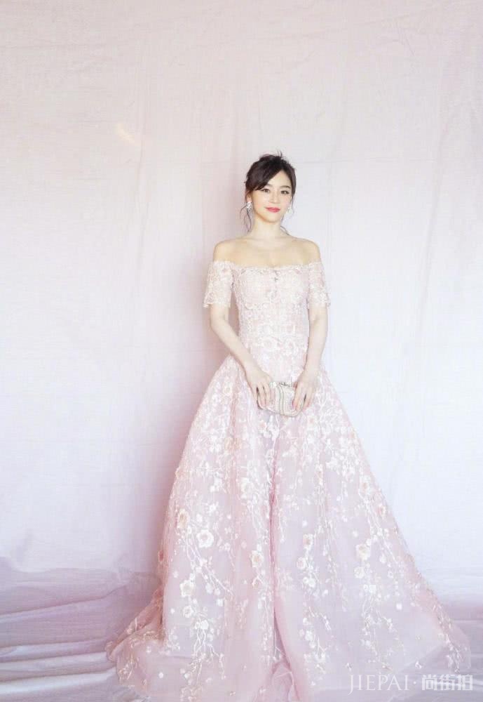 袁姗姗穿连衣裙,下摆铺成一个圈