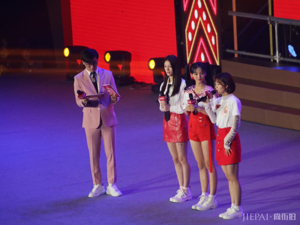 火箭少女见面会,杨超越穿水手服扎双马尾,嫩出新高度