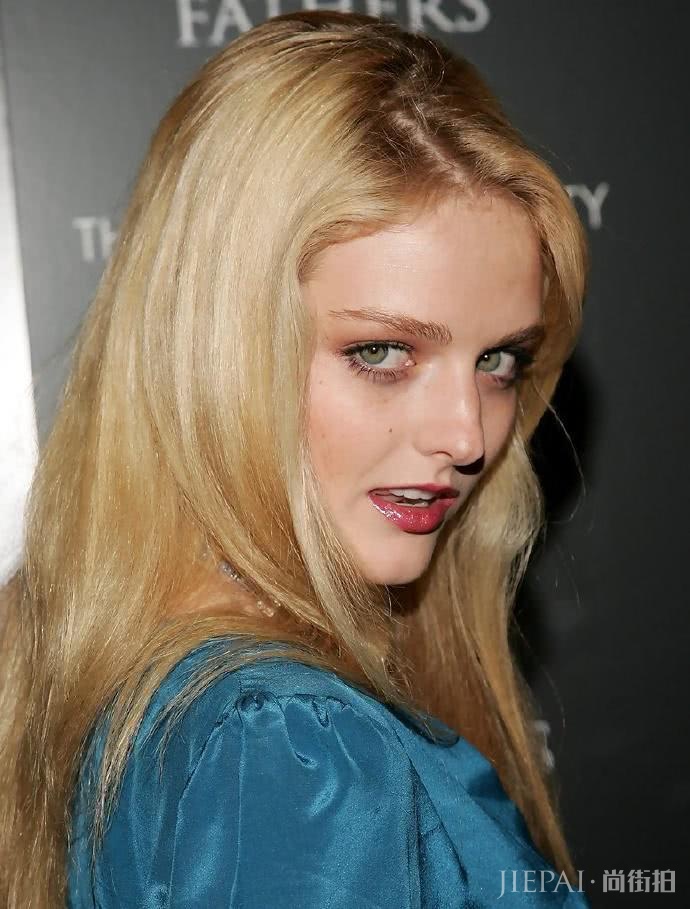 她是超模更是真名媛！美国传媒巨头继承人，35岁仍有一张娃娃脸