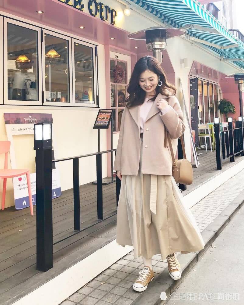 Ins“宝妈”超会穿，学她的搭配和女儿同框像姐妹，清新又舒适