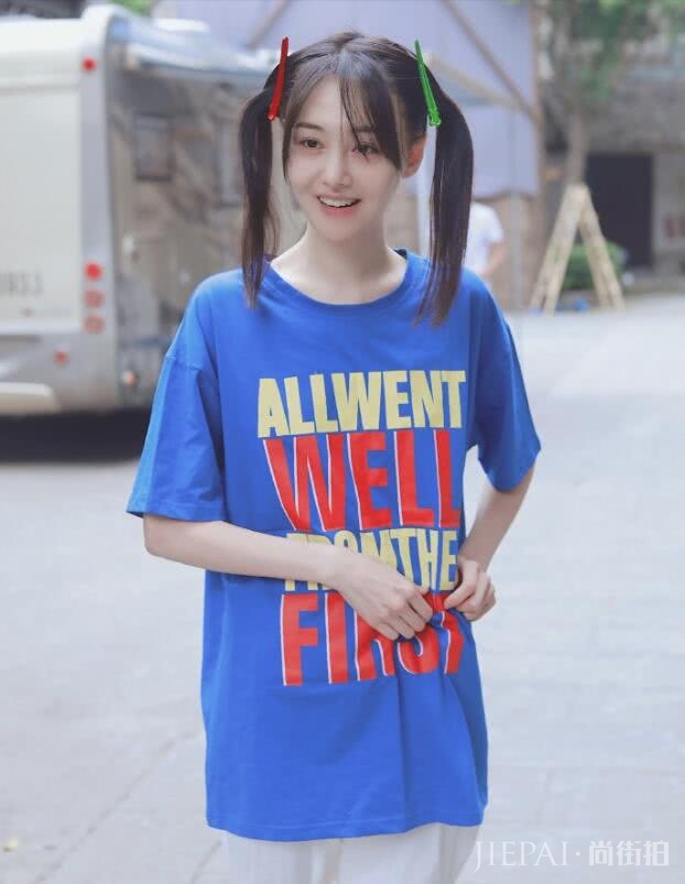 郑爽双马尾配蓝色T恤少女感十足