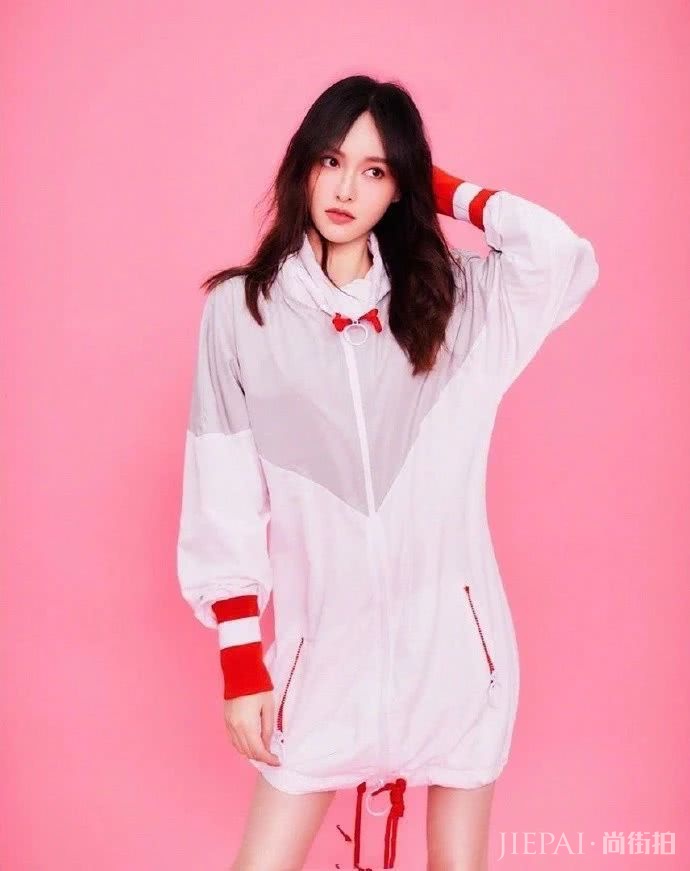 唐嫣穿衣搭配越来越野怪！宽松T恤搭配绑带休闲裤，穿的帅气