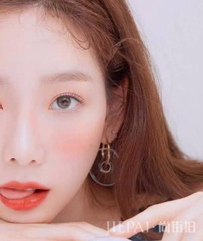 看完2019夏天口红排名,终于明白人气TOP1是“炫光唇”了