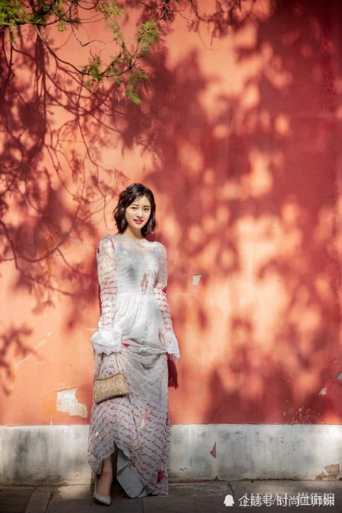 沈月穿杨紫同款纱裙气质不相上下