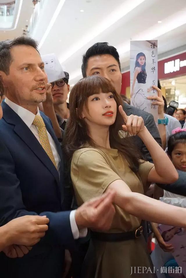 吴谨言戴假发出席活动,人群里侧脸线条太美
