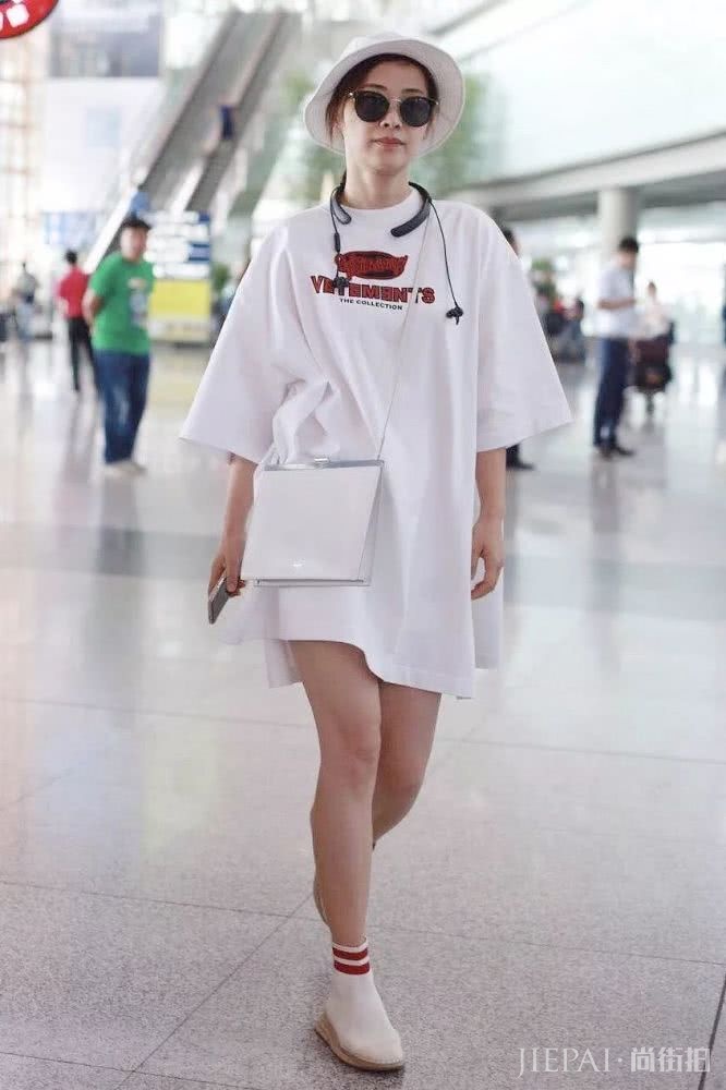 T恤裙一穿就像出门去拿快递的，怎么办？