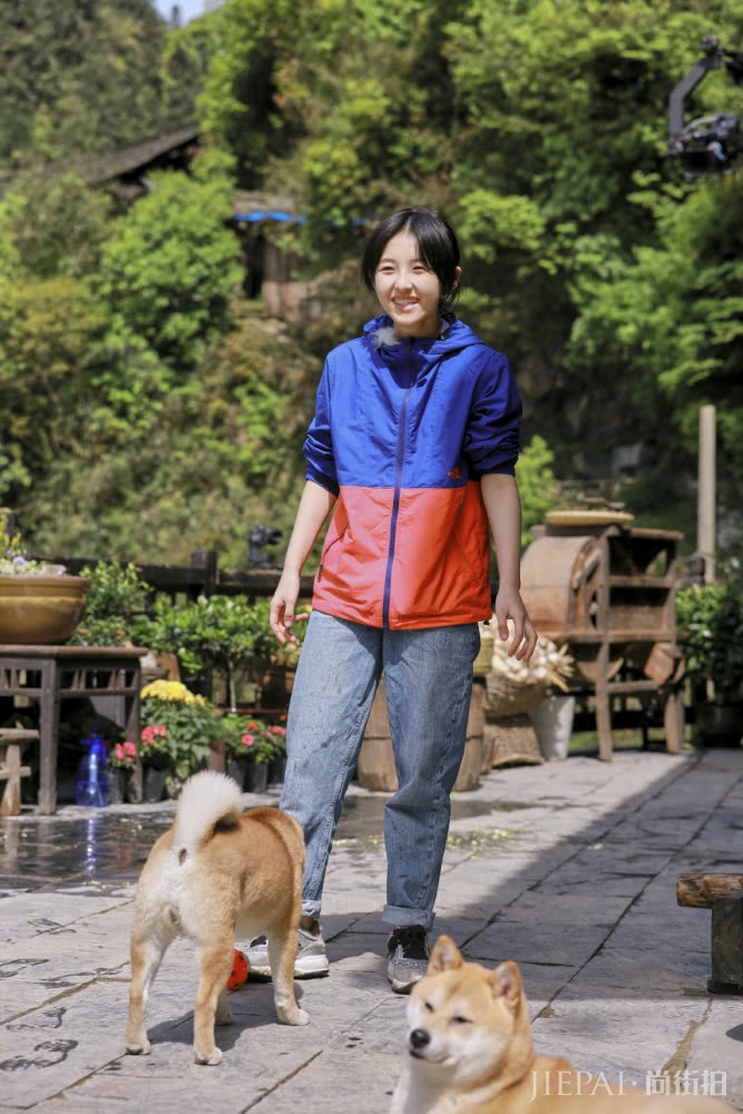 张子枫太会搭配,1米6身高穿出1米8气场