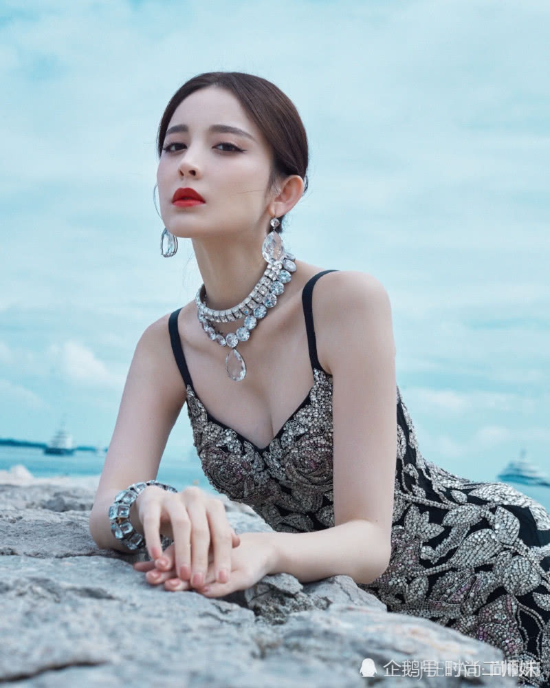 古力娜扎穿玫瑰刺绣裙惊艳戛纳，太长脸