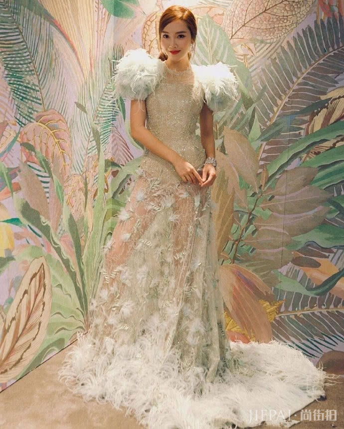 郑秀妍外披红白格子西装，搭牛仔裙气质太好