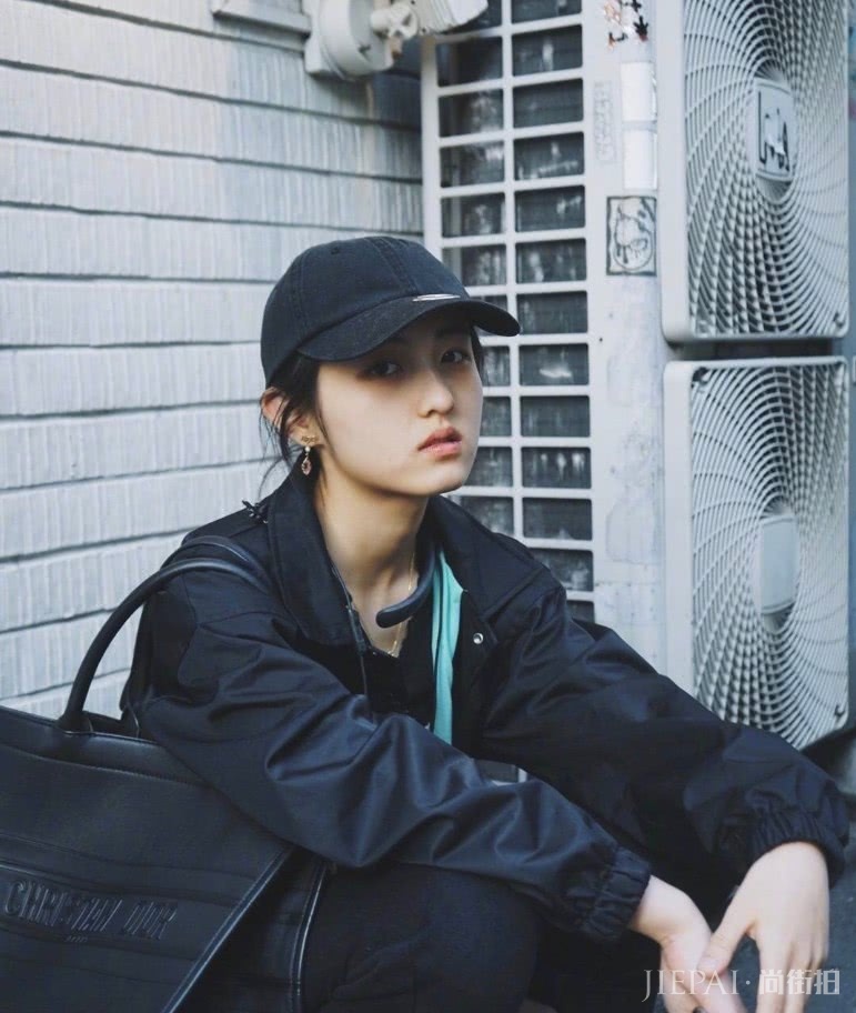 张子枫在脚上画了一条红线,瞬间增高20cm