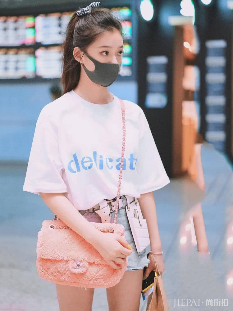 林允机场街拍,换了一个新发型,马上美出少女气质