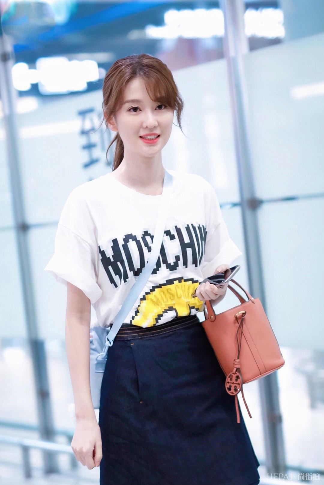 乔欣穿私服走机场,马赛克白T搭配黑短裙,烫卷发十分减龄