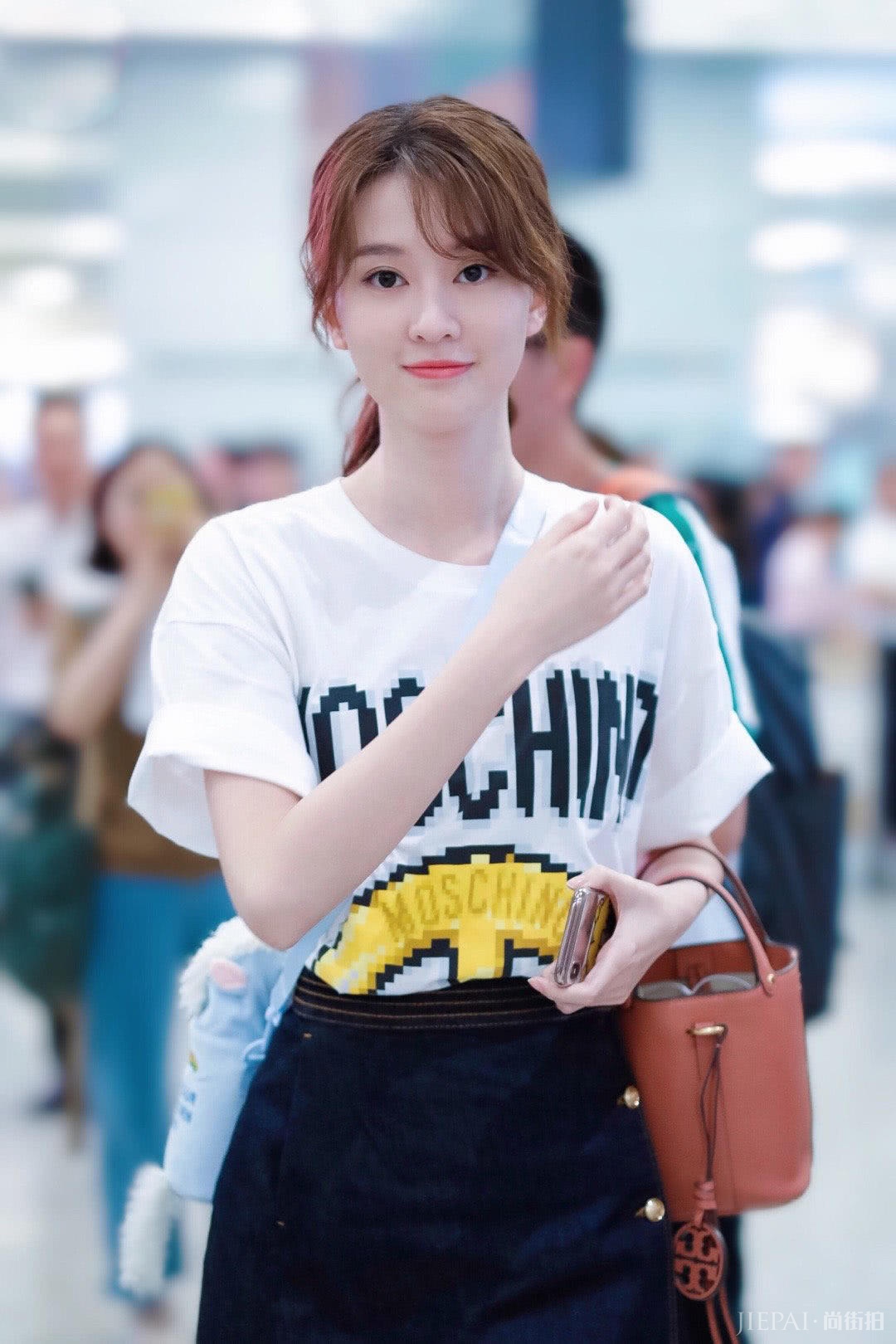 乔欣穿私服走机场,马赛克白T搭配黑短裙,烫卷发十分减龄