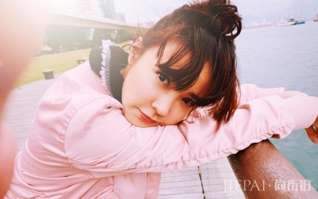 这件香港元气女神,笑容比蜜糖还甜,颜值却“停留”在16岁?