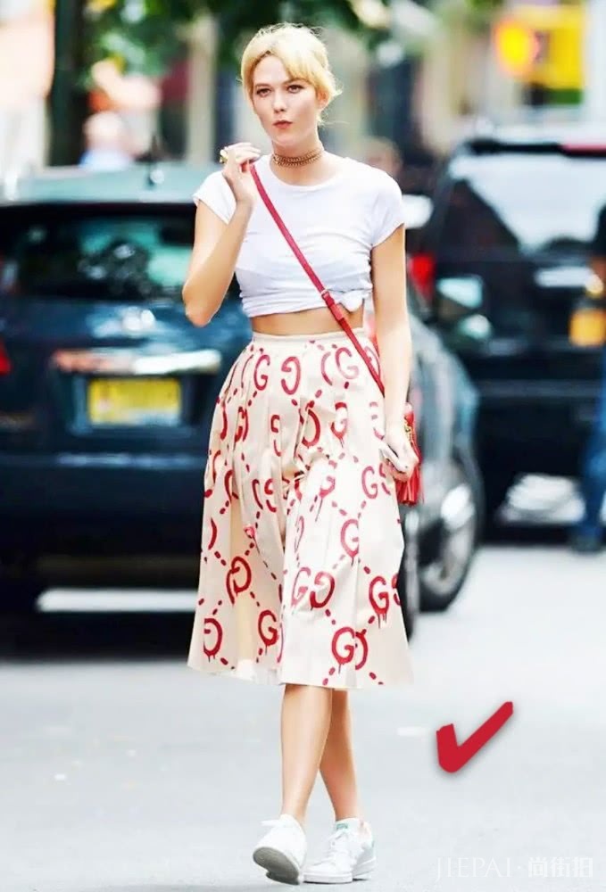 超模最爱夏季露脐装！减龄又显瘦的吊带，分分钟“斩男”