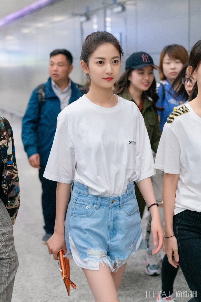 陈钰琪最新机场街拍照,打扮简约又洋气,素颜太好看