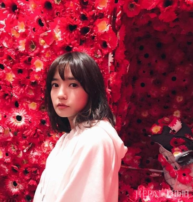 这件香港元气女神,笑容比蜜糖还甜,颜值却“停留”在16岁?