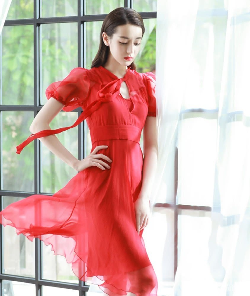 迪丽热巴和倪妮同穿红色网纱裙,一对比就知道气质和身材那个更重要