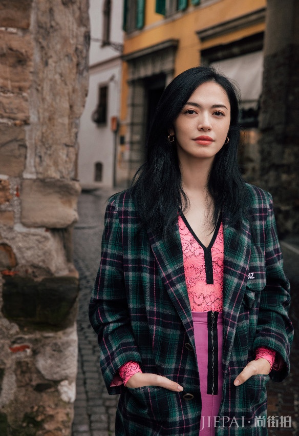 姚晨现身异国街头显气场,脸型大变还说无“缩唇”?