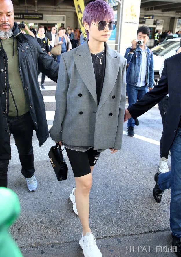 李宇春五分健美裤外穿只为秀腿,粉丝却喊话快穿上