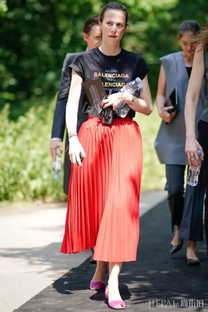 T恤想要的优雅感,搭配大摆裙简单又好看