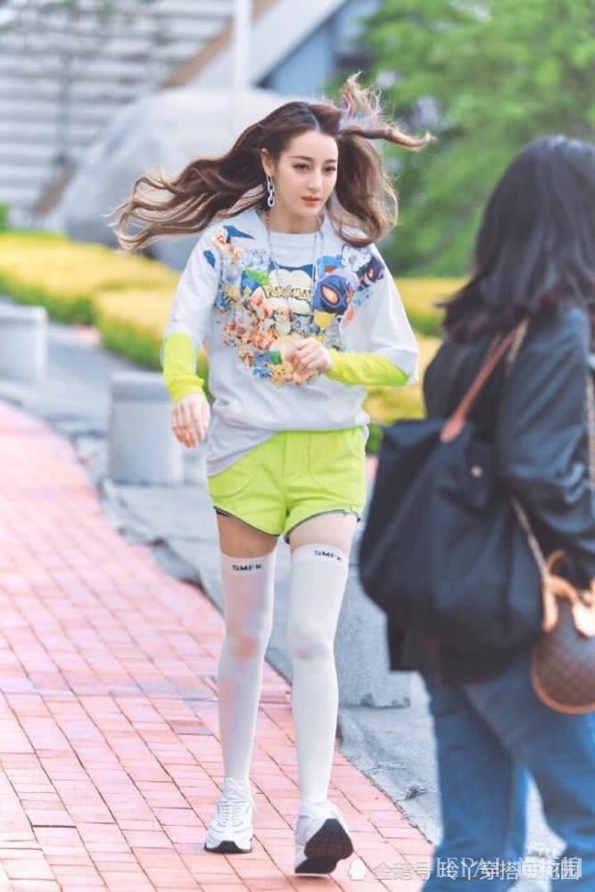 迪丽热巴仗着身材好任性穿，真怕你耳朵会掉下来