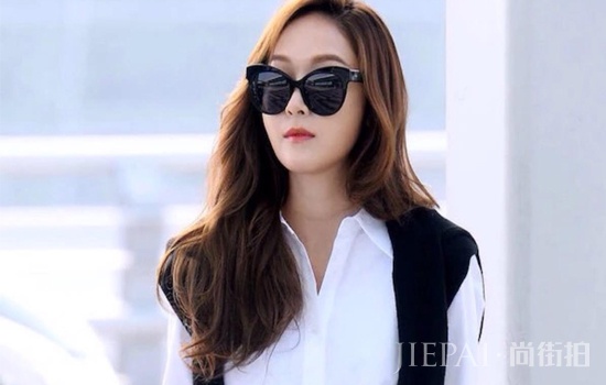 怎样用卷发棒卷泡面头 复古率性自己搞定