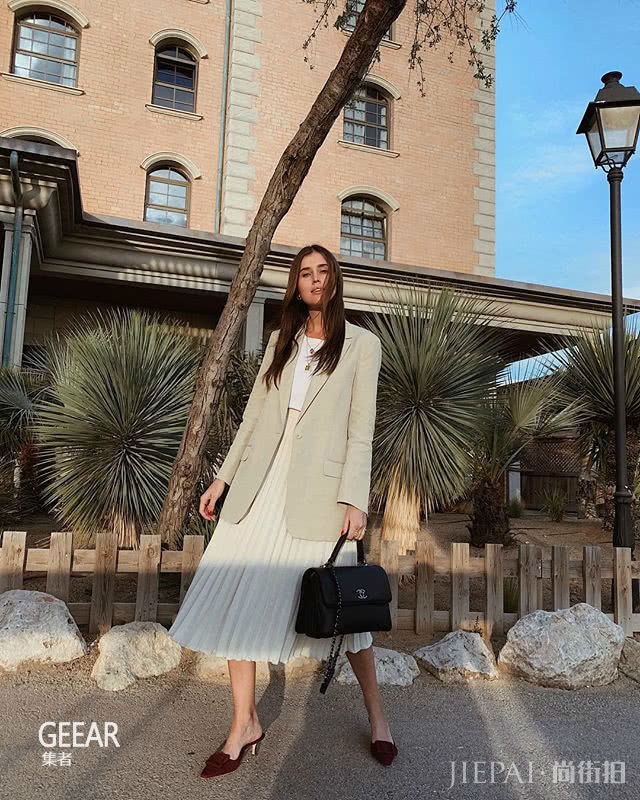 时尚从不以浮夸设计取胜!这5件随性单品是法国女性必备穿搭