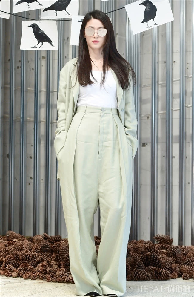 今年给夏季加点“色”!用绿色阔腿裤穿出满满活力