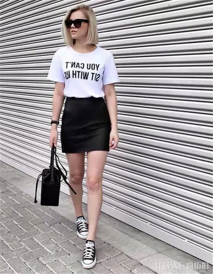 拥有了一件字母T恤，相当于拥有青春活力的初夏！