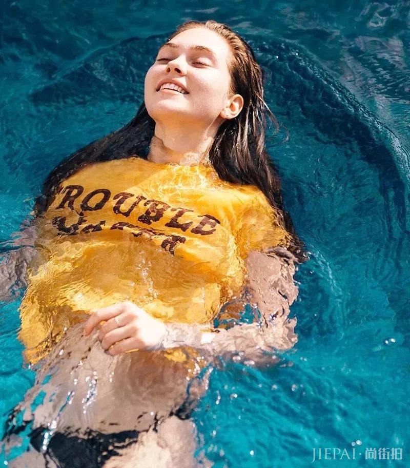 夏天穿什么颜色的衣服容易显白？这里有份超超超详细的攻略