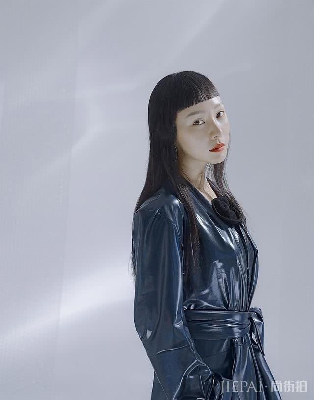 柳岩剪机械齐刘海显丑还不时尚