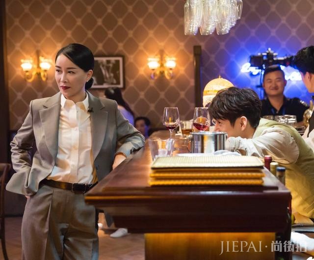 那英惊艳亮相，网友却发现她脸美到认不出