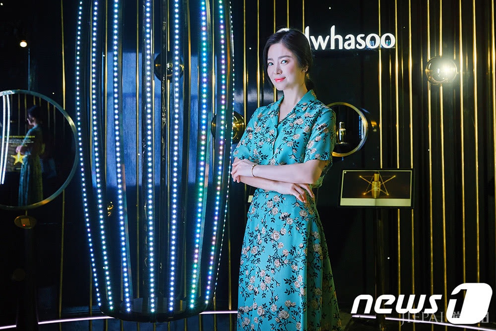 宋慧乔剪波波头减龄时髦，扎发造型优雅大气