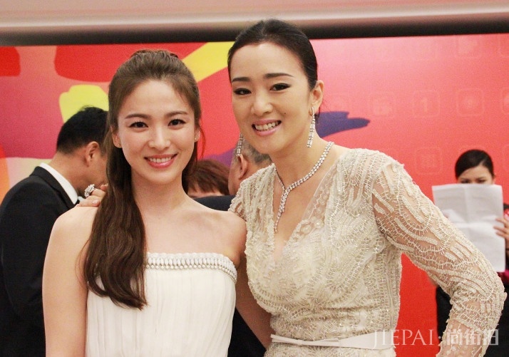 宋慧乔化烟熏妆现身秀场,仙气飘飘有气质