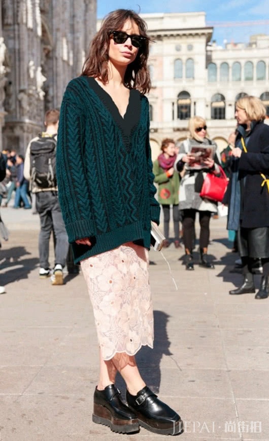 春日用毛衣来搭配裙子，美的刚刚好