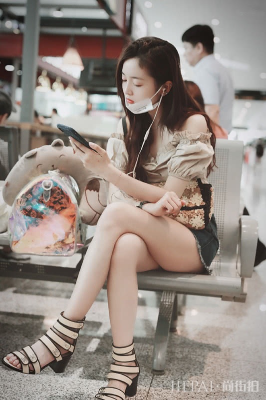 吴宣仪穿泡泡袖露肩衬衫,下搭牛仔短裤,这就是显瘦美的穿搭