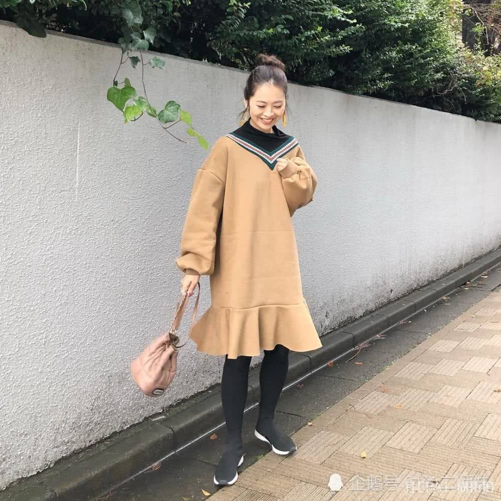 Ins“宝妈”超会穿，学她的搭配和女儿同框像姐妹，清新又舒适