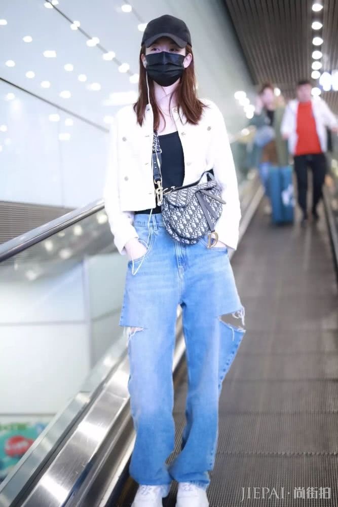 打扮酷酷的女明星，最近都在穿什么？