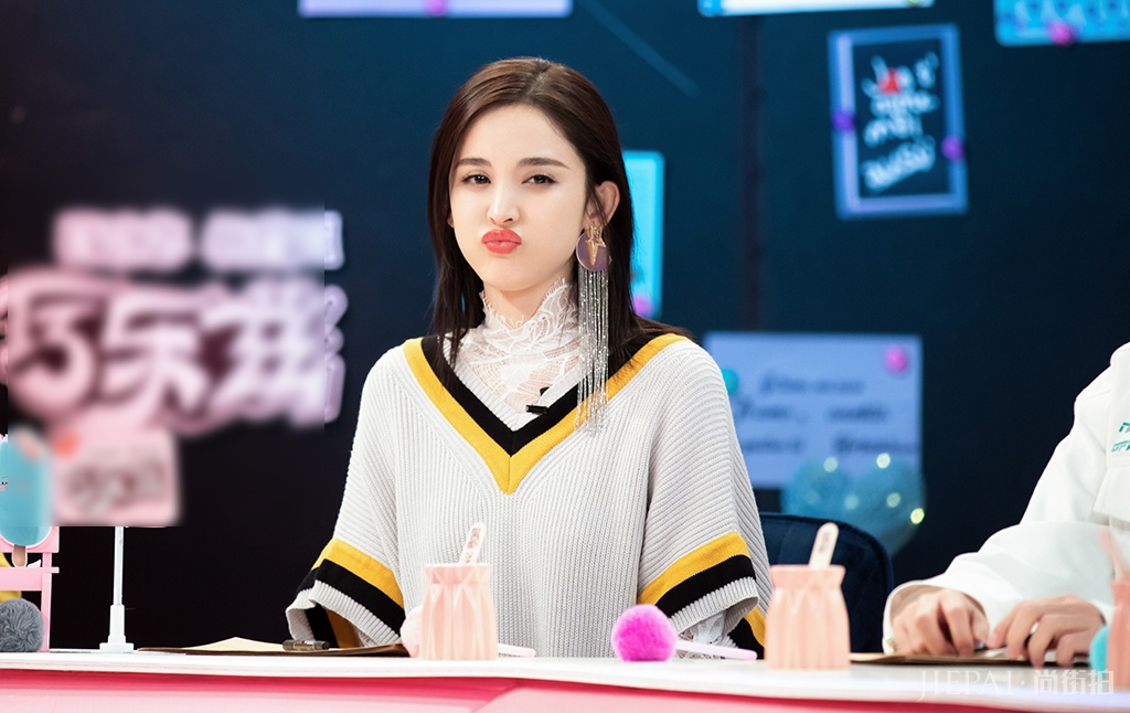 古力娜扎综艺造型美出天际,夸张耳饰成亮点