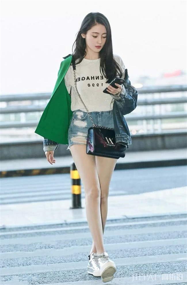 夏季太闷热？穿白色T恤搭配短裤，让你清爽一夏